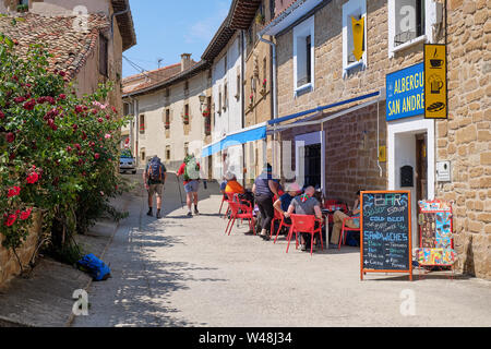 Zariquiegui, Spagna:l'albergue San Andres sul Camino de Santiago, Ostello per i pellegrini fornendo anche il bar e il servizio di ristorazione, occupato a mezzogiorno Foto Stock