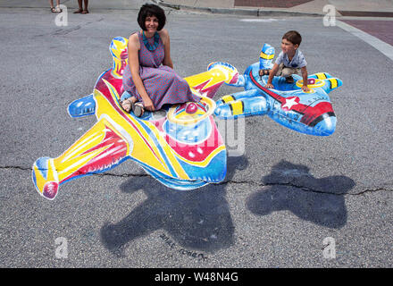 Chicago, Stati Uniti d'America. Il 20 luglio, 2019. Le persone rappresentano per le foto con un 3D chalk di disegno di un piano di volo durante il Chalk Howard Street Festival a Chicago, negli Stati Uniti, 20 luglio 2019. Chalk Howard Street Festival attira la fama internazionale 3D artisti di strada, locale 2D chalk artisti come pure gli artisti emergenti. Credito: Joel Lerner/Xinhua/Alamy Live News Foto Stock