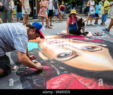 Chicago, Stati Uniti d'America. Il 20 luglio, 2019. Artisti chalk il loro disegno durante il Chalk Howard Street Festival a Chicago, negli Stati Uniti, 20 luglio 2019. Chalk Howard Street Festival attira la fama internazionale 3D artisti di strada, locale 2D chalk artisti come pure gli artisti emergenti. Credito: Joel Lerner/Xinhua/Alamy Live News Foto Stock