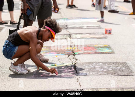 Chicago, Stati Uniti d'America. Il 20 luglio, 2019. Un partecipante chalks il suo disegno pezzo durante il Chalk Howard Street Festival a Chicago, negli Stati Uniti, 20 luglio 2019. Chalk Howard Street Festival attira la fama internazionale 3D artisti di strada, locale 2D chalk artisti come pure gli artisti emergenti. Credito: Joel Lerner/Xinhua/Alamy Live News Foto Stock