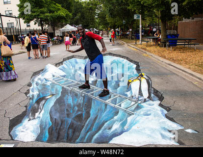 Chicago, Stati Uniti d'America. Il 20 luglio, 2019. Un uomo pone per le foto con un 3D chalk disegno durante il Chalk Howard Street Festival a Chicago, negli Stati Uniti, 20 luglio 2019. Chalk Howard Street Festival attira la fama internazionale 3D artisti di strada, locale 2D chalk artisti come pure gli artisti emergenti. Credito: Joel Lerner/Xinhua/Alamy Live News Foto Stock