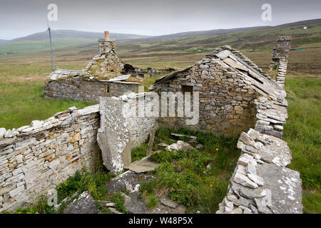Un abbandonato croft con turbina eolica sulla Rousay, Orkney Isles, Scotland, Regno Unito. Foto Stock