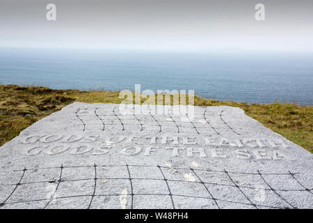 Gli dèi della terra, divinità del mare scultura di Ian Hamilton Finlay su Rousay, isole Orcadi Scozia, Regno Unito. Foto Stock