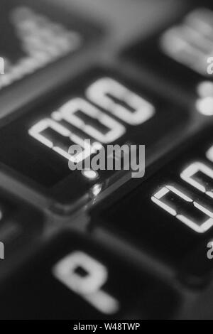 Bw macro shot del cross trainer display in una palestra e fitness Foto Stock