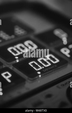 Bw macro shot del cross trainer display in una palestra e fitness Foto Stock