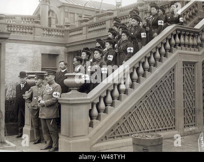 [ 1915 Giappone - WWI Giapponese Croce Rossa infermieri ] - un contingente di 22 Giapponese Croce Rossa infermieri, due medici e funzionari, a New York sulla loro strada in Gran Bretagna per un aiuto soldati feriti di guerra. Fotografato a Astor Hotel on gennaio 12, 1915 (Taisho 4). Tra il 1 febbraio e la missione di fine dicembre 31, 1915 il giapponese della Croce Rossa trattata contingenti circa 661 pazienti. Xx secolo gelatina vintage silver stampa. Foto Stock