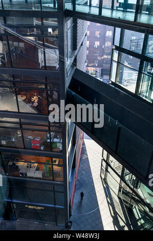 Parte della nuova ala futuristico progettato dall architetto Jean Nouvel presso il Centro de Arte Reina Sofia di Madrid, Spagna Foto Stock