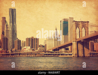 Il Ponte di Brooklyn e la parte inferiore di Manhattan a New York City, Stati Uniti. La foto in stile retrò. Aggiunta di Grana carta. Foto Stock