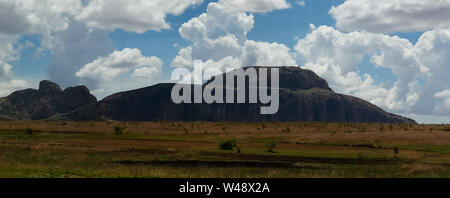 Paesaggio di Andringitra mountain range e Cardinali hat montagna a Ihosy, Madagascar Foto Stock