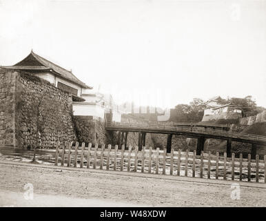 [ 1870 Giappone - Palazzo Imperiale, Tokyo ] - Nijubashi presso il palazzo imperiale di Tokyo. I due ponti in legno su questa immagine erano conosciuti come Nijubashi. Nel 1887 (Meiji 20) e 1888, essi sono stati sostituiti da una pietra e un ponte di ferro. Il bando di gara stato pietoso dell'edificio sul retro. Xix secolo albume vintage fotografia. Foto Stock