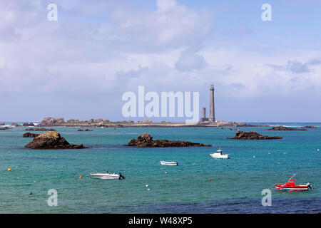 Il faro Ile Vierge su una soleggiata giornata estiva, pier in porto sulla costa nord di Finisterre, Bretagna Francia Foto Stock