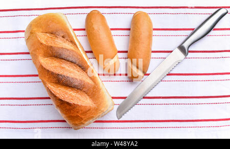 Appena sfornato il pane croccante con panini freschi. Foto Stock