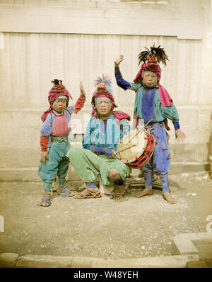[ 1890 Giappone - bambino giapponese acrobati ] - Kakubeijishi (anche: Kakubeejishi) sono acrobazie eseguite su strada da giovani ragazzi che hanno fatto le verticali, salti mortali e simili, da soli o con i loro partner. In questa foto, tre figli eseguire una combinazione di agire. Le acrobazie sono state accompagnate da tamburi, giocato solitamente da un adulto responsabile. Kakubeijishi ha le sue radici nella provincia di Echigo (ora nella Prefettura di Niigata). Xix secolo albume vintage fotografia. Foto Stock