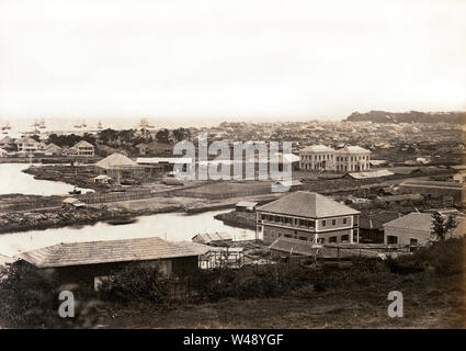 [ 1870 Giappone - Stazione di Yokohama in costruzione ] - Vista Panoramica di Yokohama, nella prefettura di Kanagawa. I due edifici del centro destra sono costruiti di recente Stazione di Yokohama, una stazione terminale in Giappone molto prima ferrovia. Esso è stato aperto il 12 giugno 1872 (Meiji 5), convenientemente dating questa immagine poco prima che l. La stazione è stata progettata da architetto americano Richard P. Bridgens (リチャード・ブリジェンス, 1819 -1891). Xix secolo albume vintage fotografia. Foto Stock