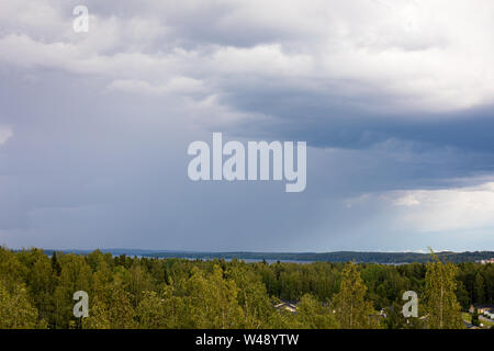 Giorno di estate piove cielo visto da lontano Foto Stock