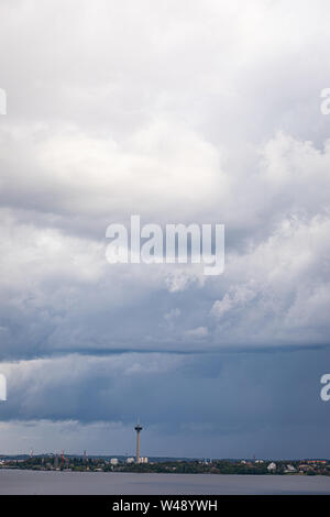 Giorno di estate piove cielo visto da lontano Foto Stock