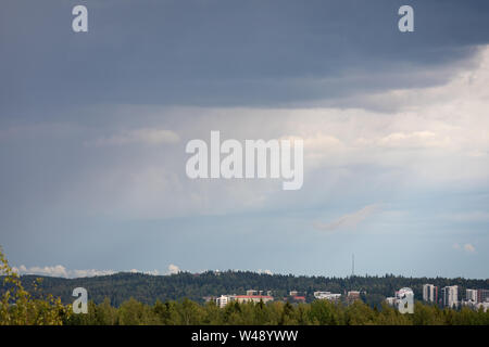 Giorno di estate piove cielo visto da lontano Foto Stock