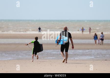 Campanatura, East Sussex, Regno Unito. 21 lug 2019. Regno Unito Meteo: un bel sole e caldo per iniziare la mattina con un sacco di persone che dovrebbero pack la spiaggia di Camber Sands. ©Paolo Lawrenson 2019, Photo credit: Paolo Lawrenson/Alamy Live News Foto Stock