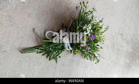Festa dei fiori selvatici composizione su sfondo grigio. Vista aerea Foto Stock