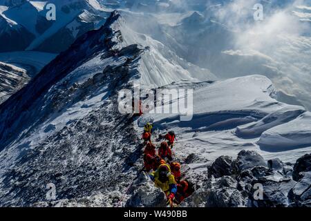 (190721) -- LHASA, luglio 21, 2019 (Xinhua) -- Fotografia scattata da Zhaxi Cering su 24 Maggio 2019 mostra gli alpinisti scaling Mount Qomolangma nel sud-ovest della Cina di regione autonoma del Tibet. Non sarebbe l'orgoglio di dire che Zhaxi Cering della fotografia di carriera iniziata su un alto: la fotografia che sparato a fama a poco più di un decennio fa è stata presa sulla parte superiore delle più alte del mondo montagna. In 2008, Zhaxi era un membro dell'arrampicata cinese team che ha portato la torcia olimpica al vertice di Mt. Qomolangma. Appena 26 anni al momento, Zhaxi era stato introdotto in Cina alpinista professionista guild Foto Stock