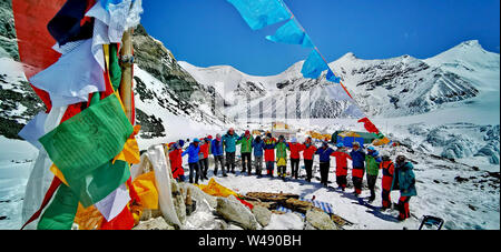 (190721) -- LHASA, luglio 21, 2019 (Xinhua) -- Fotografia scattata da Zhaxi Cering on April 24, 2019 mostra gli alpinisti raccolta sul Monte Qomolangma nel sud-ovest della Cina di regione autonoma del Tibet. Non sarebbe l'orgoglio di dire che Zhaxi Cering della fotografia di carriera iniziata su un alto: la fotografia che sparato a fama a poco più di un decennio fa è stata presa sulla parte superiore delle più alte del mondo montagna. In 2008, Zhaxi era un membro dell'arrampicata cinese team che ha portato la torcia olimpica al vertice di Mt. Qomolangma. Appena 26 anni al momento, Zhaxi era stato introdotto in Cina mountainee professionali Foto Stock