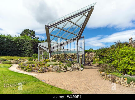 Nuova casa alpina accanto al giardino di roccia al Royal Botanic Garden Edinburgh Scotland Regno Unito Foto Stock