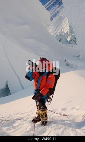 (190721) -- LHASA, luglio 21, 2019 (Xinhua) -- Foto scattata il 27 aprile 2018 illustra Zhaxi Cering fotografare sul Monte Qomolangma nel sud-ovest della Cina di regione autonoma del Tibet. Non sarebbe l'orgoglio di dire che Zhaxi Cering della fotografia di carriera iniziata su un alto: la fotografia che sparato a fama a poco più di un decennio fa è stata presa sulla parte superiore delle più alte del mondo montagna. In 2008, Zhaxi era un membro dell'arrampicata cinese team che ha portato la torcia olimpica al vertice di Mt. Qomolangma. Appena 26 anni al momento, Zhaxi era stato introdotto in Cina alpinista professionista guil Foto Stock