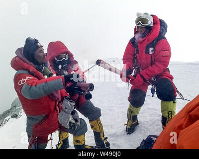 (190721) -- LHASA, luglio 21, 2019 (Xinhua) -- Fotografia scattata da Zhaxi Cering maggio su 8, 2008 mostra un alpinista tenendo la torcia olimpica sul Monte Qomolangma nel sud-ovest della Cina di regione autonoma del Tibet. Non sarebbe l'orgoglio di dire che Zhaxi Cering della fotografia di carriera iniziata su un alto: la fotografia che sparato a fama a poco più di un decennio fa è stata presa sulla parte superiore delle più alte del mondo montagna. In 2008, Zhaxi era un membro dell'arrampicata cinese team che ha portato la torcia olimpica al vertice di Mt. Qomolangma. Appena 26 anni al momento, Zhaxi era stato introdotto in Cina la profe Foto Stock