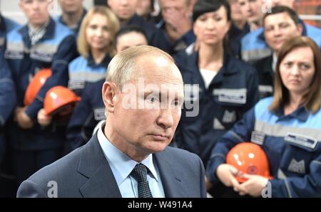 Il presidente russo Vladimir Putin si incontra con i lavoratori a Magnitogorsk Ferro e acciaio opere Luglio 19, 2019 in Magnitogorsk, Russia Foto Stock