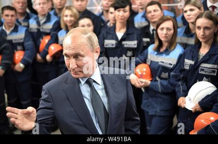 Il presidente russo Vladimir Putin si incontra con i lavoratori a Magnitogorsk Ferro e acciaio opere Luglio 19, 2019 in Magnitogorsk, Russia Foto Stock