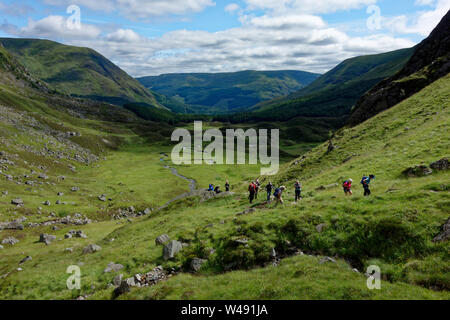 Hillwalkers ascendere il percorso fino dalla tassa Corrie Glen Clova, Angus, Scozia Foto Stock