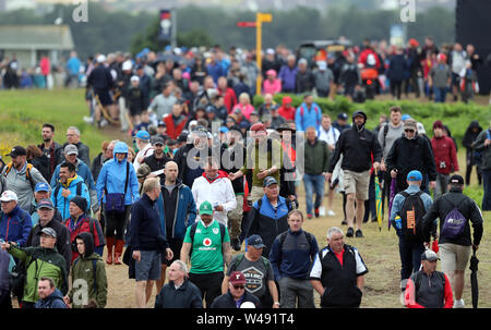 Grandi folle seguire in Irlanda del Nord la Graeme McDowell il 2 verde durante il giorno quattro del Campionato Open 2019 presso il Royal Portrush Golf Club. Foto Stock