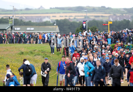 Grandi folle seguire in Irlanda del Nord la Graeme McDowell il 2 verde durante il giorno quattro del Campionato Open 2019 presso il Royal Portrush Golf Club. Foto Stock