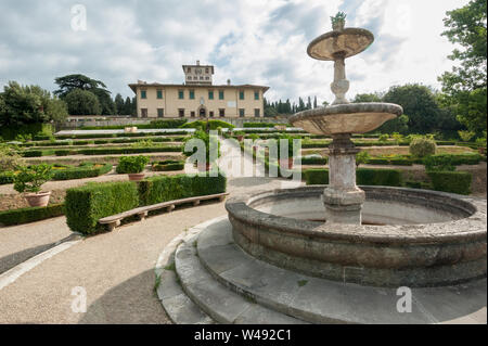 Castello, Firenze, Italia - Luglio 7, 2017: l'edificio e il giardino formale di Villa La Petraia, in passato residenza della famiglia Medici. Foto Stock