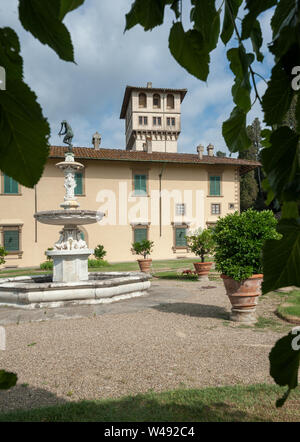 Castello, Firenze, Italia - Luglio 7, 2017: l'edificio e il giardino formale di Villa La Petraia, in passato residenza della famiglia Medici. Foto Stock