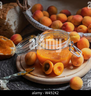Homamade marmellata di albicocche in vaso Foto Stock