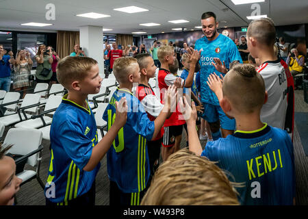 ROTTERDAM, 21-07-2019, Fanday Feyenoord , Feijenoord Stadium De Kuip , Justin Bijlow detentore del Feyenoord durante i bambini conferenza stampa Foto Stock