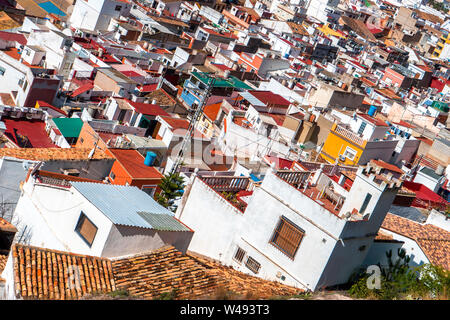 Vista superiore del brillante multi-colore di tetti di abitazioni. Piccola città - Cullera, Spagna, Apr.2019 Foto Stock