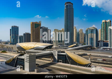 Giunzione di trasporto e futuristica Metro, Dubai, Emirati arabi uniti, dicembre2017 Foto Stock