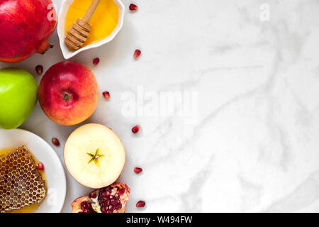 Festa ebraica di Rosh Hashana sfondo con miele, melograno e mele. flat laici. vista superiore con spazio di copia Foto Stock