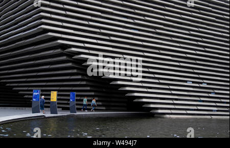 Dundee, Tayside, Scotland, Regno Unito. 21 Luglio, 2019. Regno Unito meteo: una calda mattina con freschi venti da sud e soleggiata incantesimi, temperatura massima di 21 °C. I turisti che visitano la V&un design museum presso il lungomare di Dundee. Credito: Dundee fotografico / Alamy Live News Foto Stock