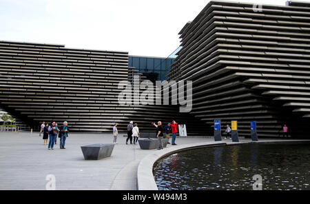 Dundee, Tayside, Scotland, Regno Unito. 21 Luglio, 2019. Regno Unito meteo: una calda mattina con freschi venti da sud e soleggiata incantesimi, temperatura massima di 21 °C. I turisti che visitano la V&un design museum presso il lungomare di Dundee. Credito: Dundee fotografico / Alamy Live News Foto Stock