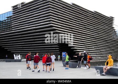 Dundee, Tayside, Scotland, Regno Unito. 21 Luglio, 2019. Regno Unito meteo: una calda mattina con freschi venti da sud e soleggiata incantesimi, temperatura massima di 21 °C. I turisti che visitano la V&un design museum presso il lungomare di Dundee. Credito: Dundee fotografico / Alamy Live News Foto Stock