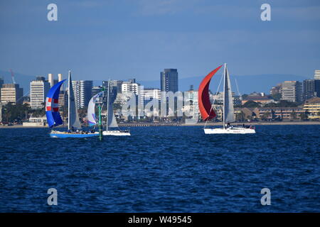 Barche a vela Barche nel pomeriggio soleggiato sulla Port Phillip Bay Melbourne Victoria Australia Foto Stock