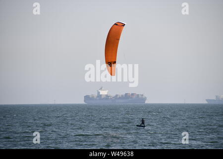 Il kite surf sulla Port Phillip Bay con le navi in background Melbourne Australia Foto Stock