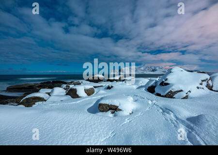 Spiaggia Storsandnes al chiaro di luna, Myrland, Leknes, Lofoten, Norvegia, Europa Foto Stock