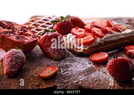 Cialde croccanti con panna montata e fragole Foto Stock