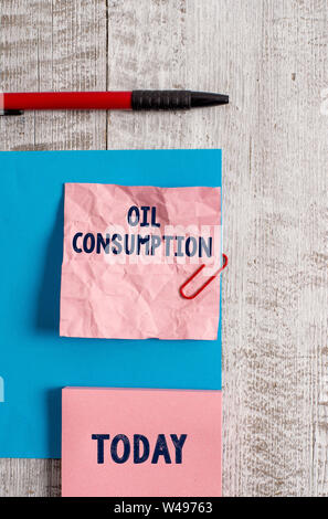 Parola di scrittura di testo il consumo di olio. Business photo vetrina per questa voce è il totale di olio consumato in barili al giorno Ruga la carta e il cartone plus Foto Stock
