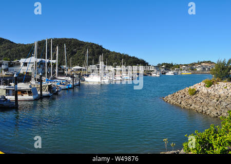 Barche ormeggiate nel porto di Nelly Bay, Magnetic Island, Queensland, Australia Foto Stock