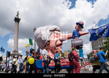 Xx Luglio 2019 - Londra, Regno Unito. Persone marzo a Londra con l'Effige di MP di essere distrutto da Theresa Maggio la trattativa su Brexit. Foto Stock